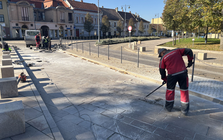 Több kő mozdult ki, mint hitték, tovább tart a lezárás a Fő téren