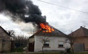 Pápateszéren családi ház égett le