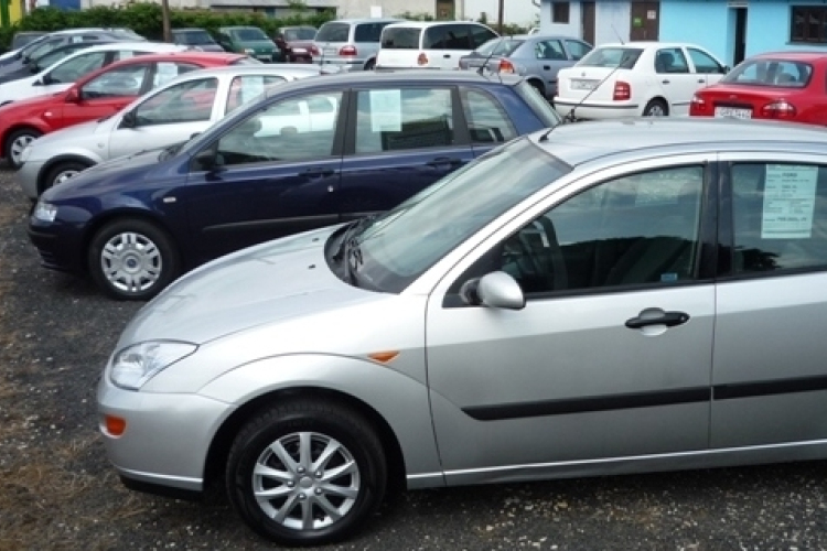 Tovább özönlenek az öreg importkocsik Magyarországra