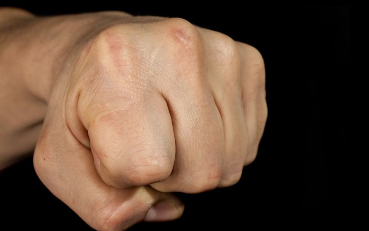 Többször bántalmazta élettársát a 25 éves Pápa környéki férfi