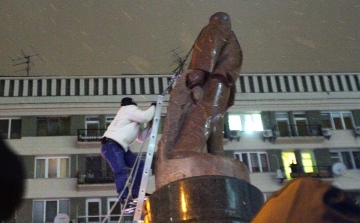 Ukrajnai tüntetések - Az ellenzék 48 órát ad az államfőnek a kormány menesztésére, ledöntötték a Lenin-szobrot