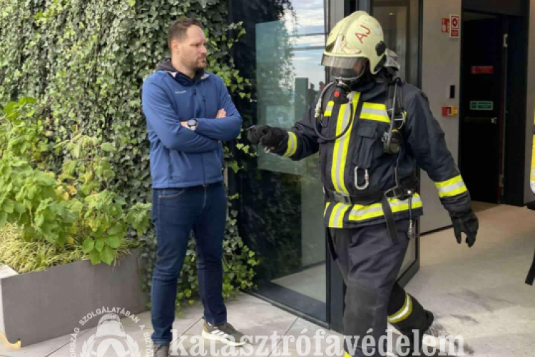 Pápai tűzoltó is felfutott az ország legmagasabb székházába