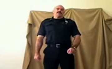 Kamera előtt vetkőzött a rendőr (videó)