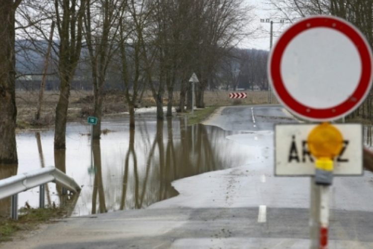 A Rábán már több kilométernyi szakaszon van árvízi készültség