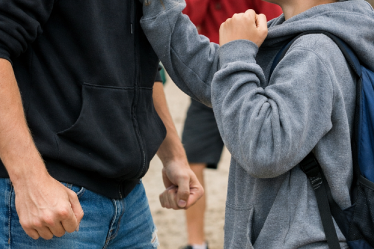 Játszótéren kötözködött a 19 éves fiatal