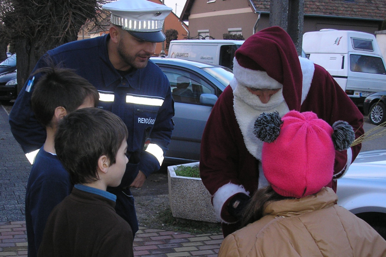 Krampusz és Mikulás a rendőr oldalán