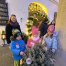 Óvodások karácsonyfa díszítése a belvárosban