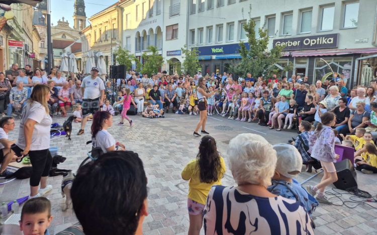 Sok-sok mosoly, jó hangulat és jótékonyság a júliusi Belvárosi Forgatagban