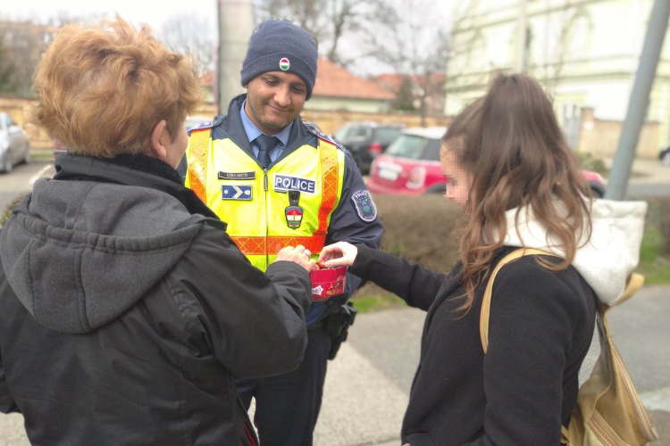 Ajándékot adtak nőnap alkalmából a pápai rendőrök