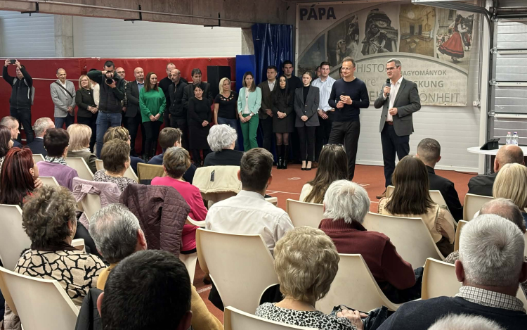 Lakossági fórumot tartott Pápán Szijjártó Péter – Két térséget érintő beruházást is bejelentett