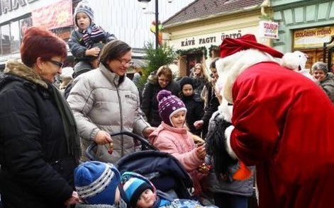Lesz karácsonyi zene a Kossuth utcán, és érkezik majd a Mikulás is!