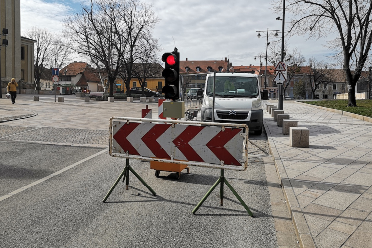 Várhatóan két hétig tart a félpályás lezárás a Fő téren