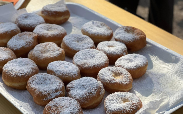 Időközi választás - Farsangi fánkkal várja az embereket a Fidesz