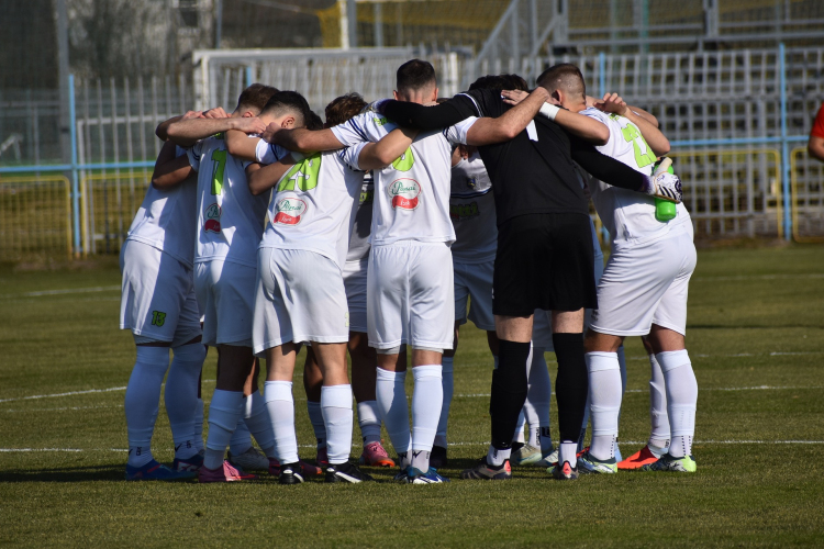 Méretes pofonba szaladt bele a Perutz