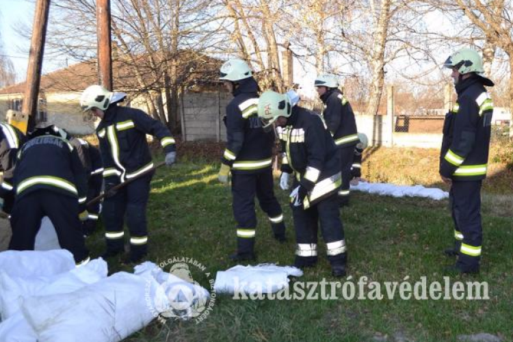 Árvíz-elleni védekezést gyakorolták a tűzoltók a Bakony-ér paton