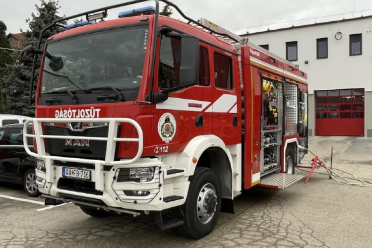 Újabb baleset, két személyautó karambolozott, az egyik kigyulladt!