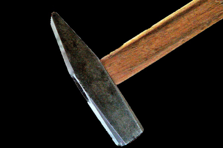 Kalapáccsal támadt járókelőkre egy férfi egy francia városban