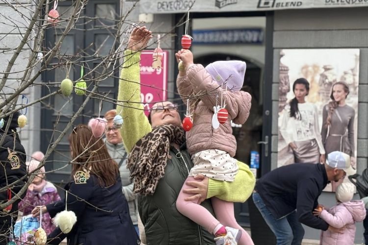 Közösségi tojásfa díszítés Pápán