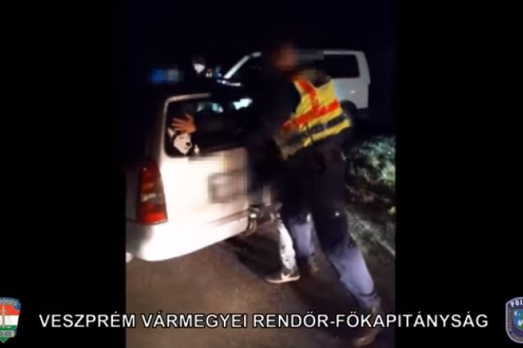 Rendőrnek adták ki magukat, kattant rajtuk a bilincs - Videó