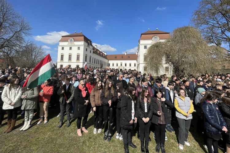 Több mint ezer diák szavalta együtt a Nemzeti Dalt Pápán