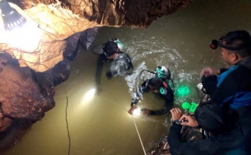 Nem tudni, mennyi idő alatt hozzák fel a thaiföldi barlangban rekedt diákokat