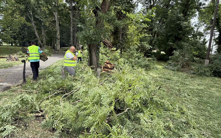 A cigányönkormányzat tagjai is segítették a viharkárok elhárítását