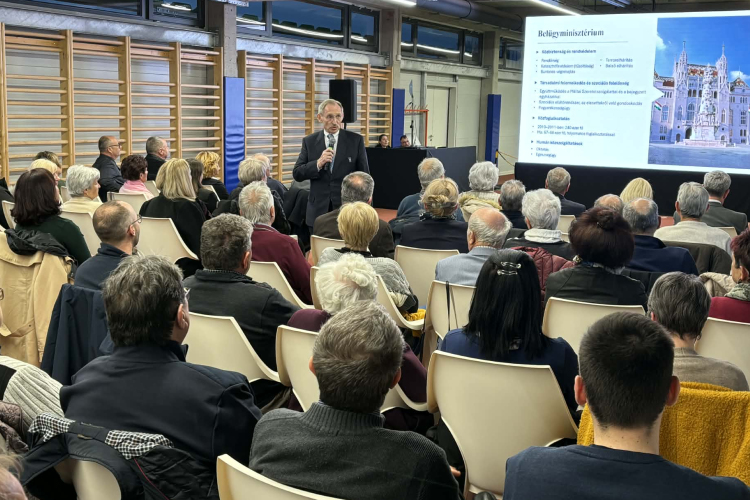 Pintér Sándor tartott lakossági fórumot Pápán