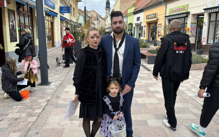 Megtelt a belváros - Szuper halloweeni forgatag Pápán