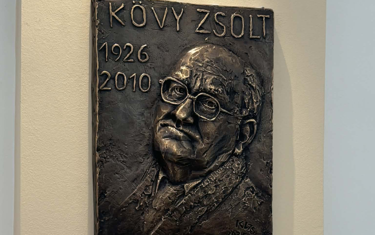 „Megállni a hitben” - Domborművet avattak Kövy Zsolt tiszteletére Pápán
