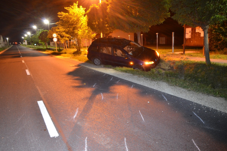 Ittasan az árokba hajtott gépkocsijával