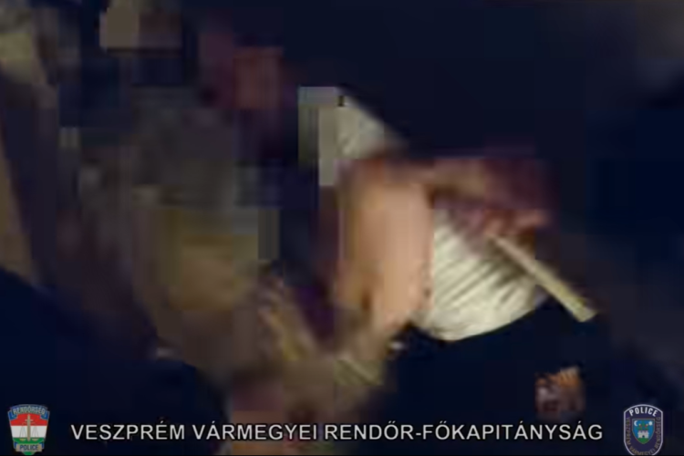 Az ágy alól húzták ki a pápai férfit a rendőrök - Videó