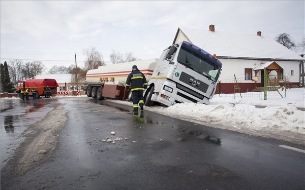 Árokba hajtott egy benzinszállító kamion Homokszentgyörgyön