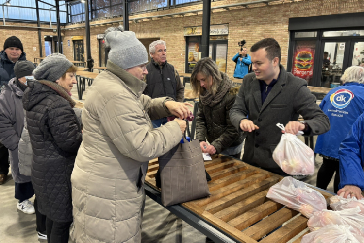Száz adag meleg étellel várja a rászorulókat a DK Pápán