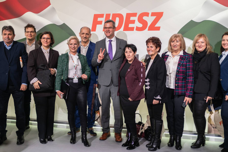 Államtitkárként viszi végig pápai kampányát Takács Péter