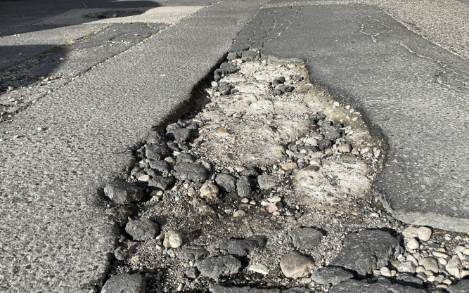 A hideg aszfalt helyett betonnal kátyúznak ideiglenesen