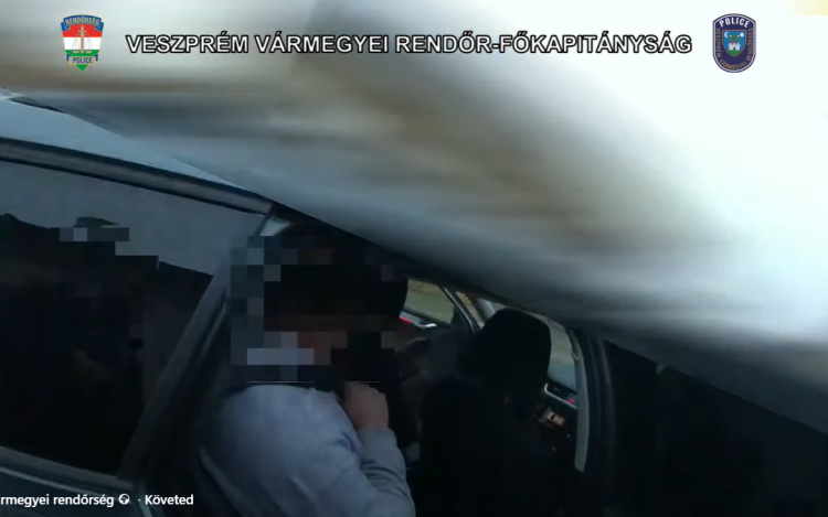 Csalás és lopás miatt körözték, Pápán fogták el - Videó