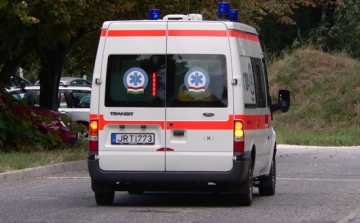 Felborult egy autó a 83-ason, Győrszemerén