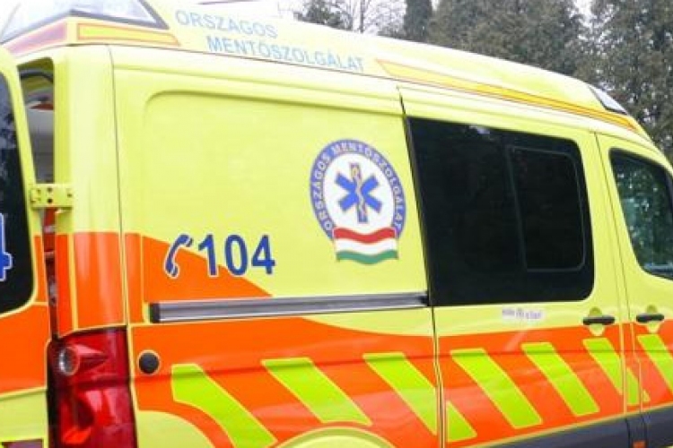 Kisbusszal ütközött egy autó Tarnál, tizenketten megsérültek