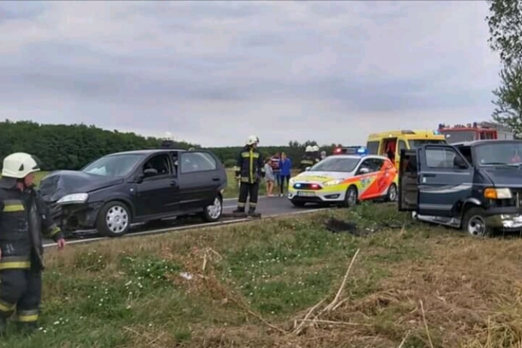 Három autó ütközött a 83-ason Tétnél