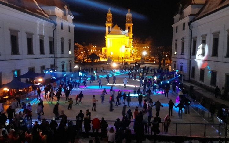 Jégpályát vásárolna Pápa!