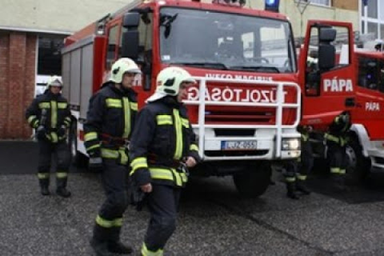 Kigyulladt egy autó a Jókai utcán 