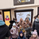 Óvodások karácsonyfa díszítése a belvárosban