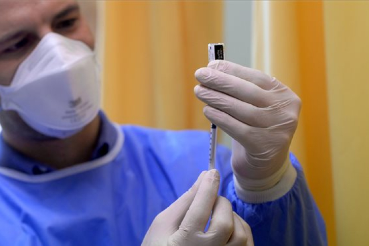 Folytatódik a nagyobb idősotthonok bentlakóinak és dolgozóinak oltása