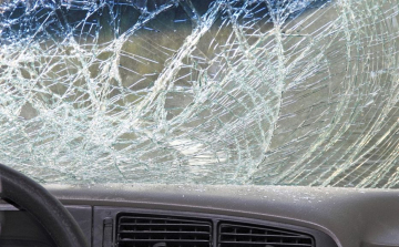 Árokba hajtott egy mikrobusz Szanynál