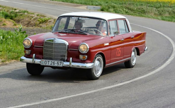 Mercedes oldtimerek lesznek láthatók a pápai Fő téren