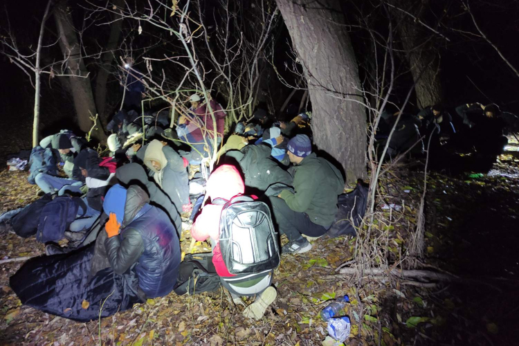 Több mint nyolcszáz határsértő ellen intézkedtek a hétvégén