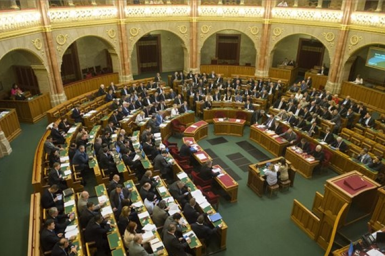 Vitát tart az önkormányzati bérlakások megvásárolhatóságáról a parlament
