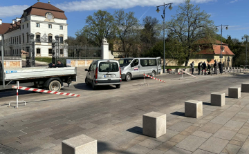 Jobb, ha elkerüli a Fő teret, ismét javítják a burkolatot