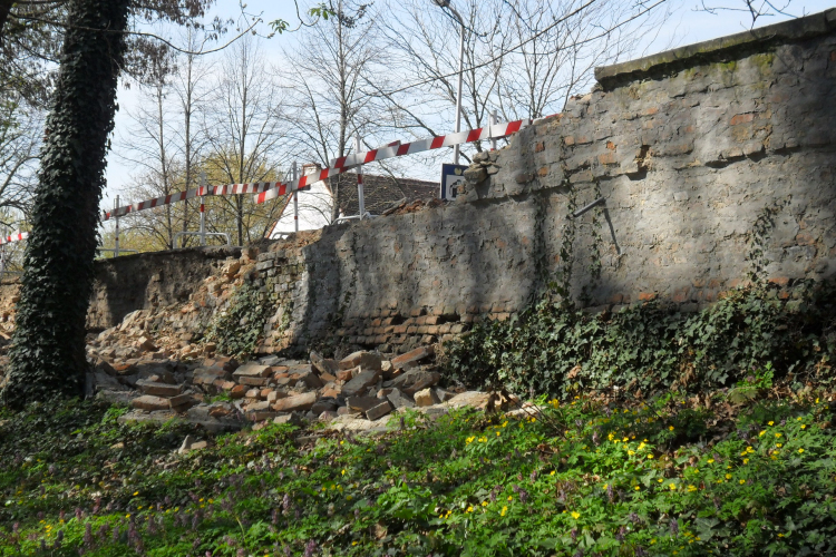 Felülvizsgálatra szorul a Várkertet határoló támfal állapota