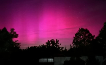 Rózsaszínbe burkolózott a péntek esti égbolt